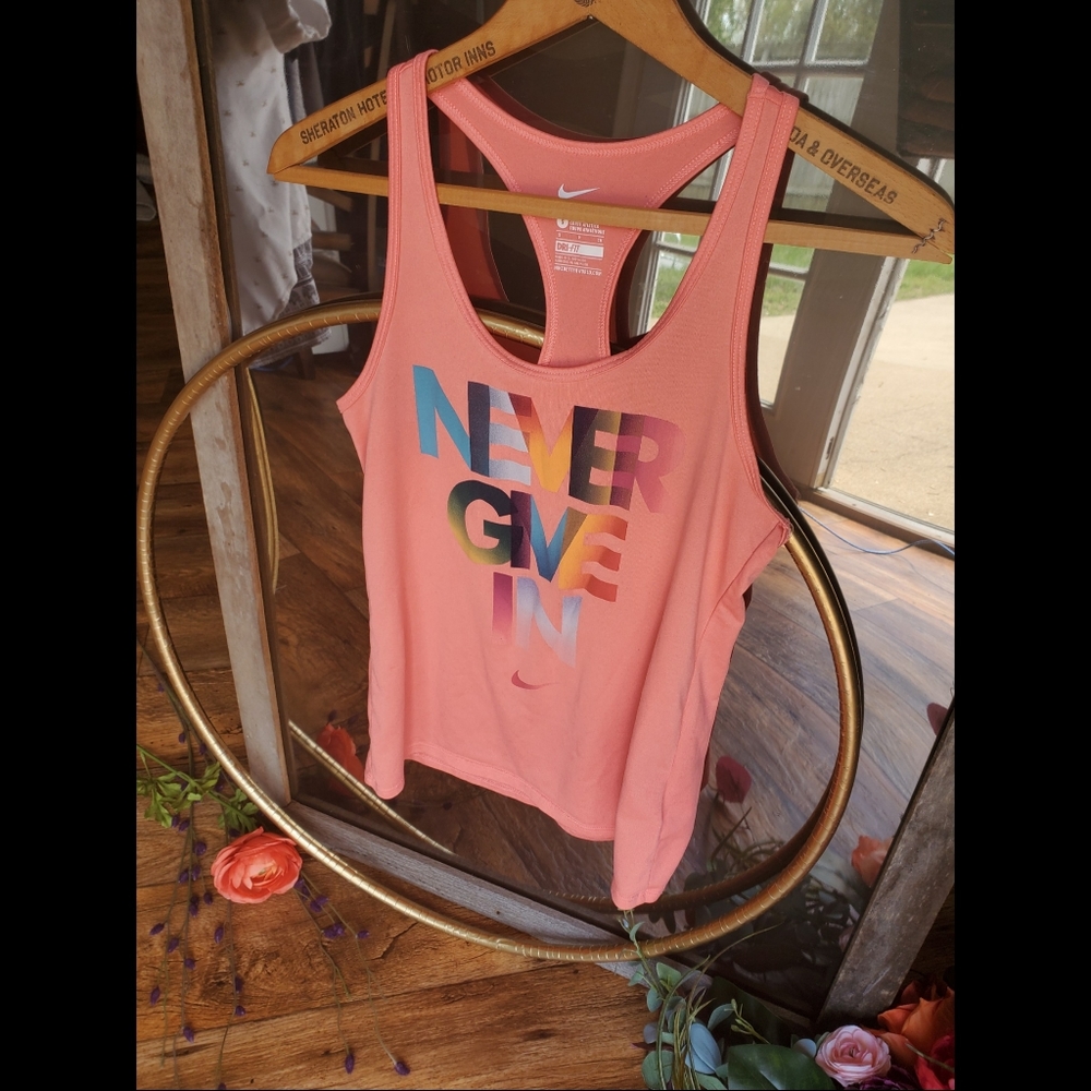 The NIKE Tee - Dri-fit, coral "Never Give In"